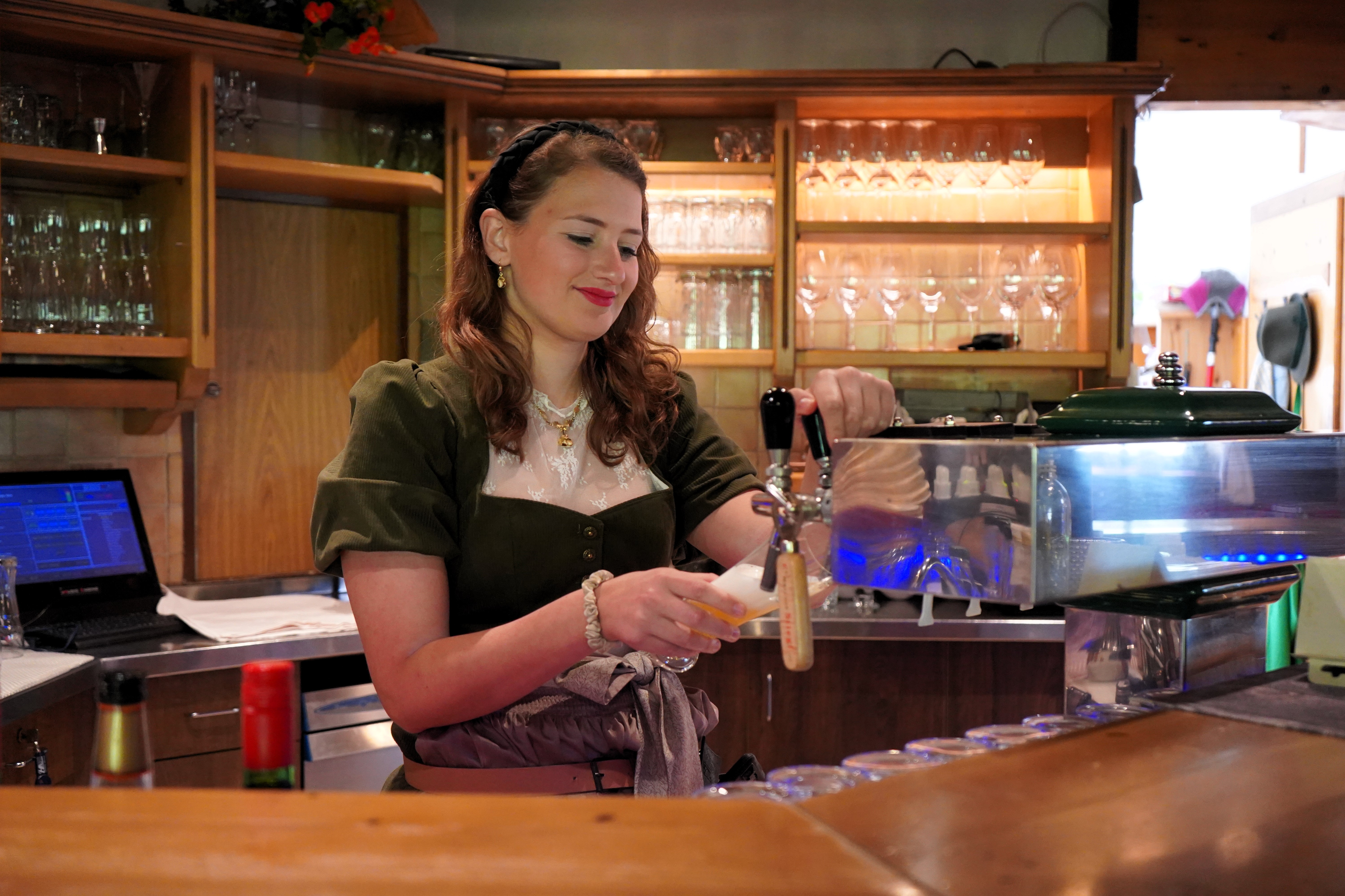 Katharina schenkt im Gasthaus Aschaustüberl aus