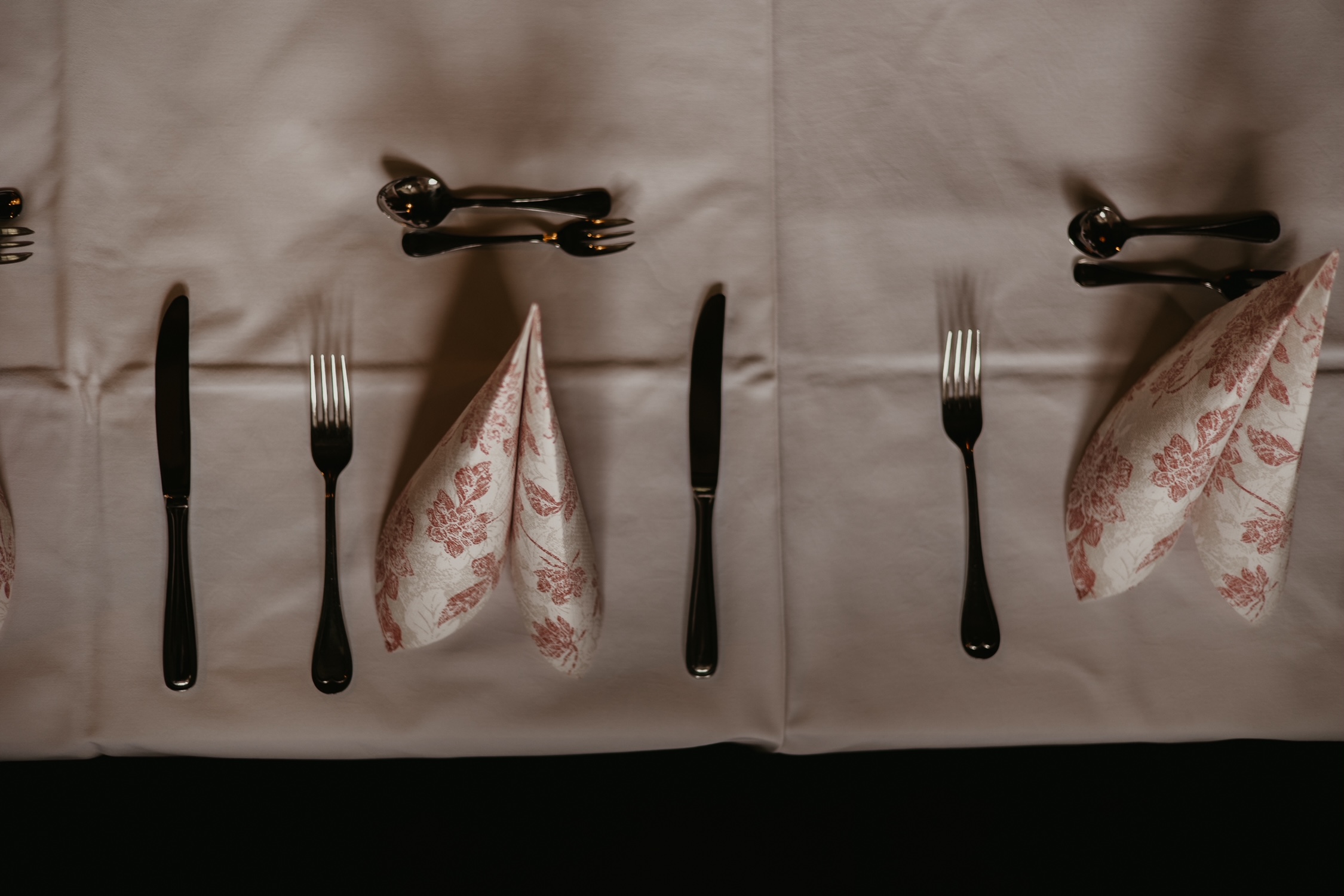 Tisch gedeckt für Hochzeit