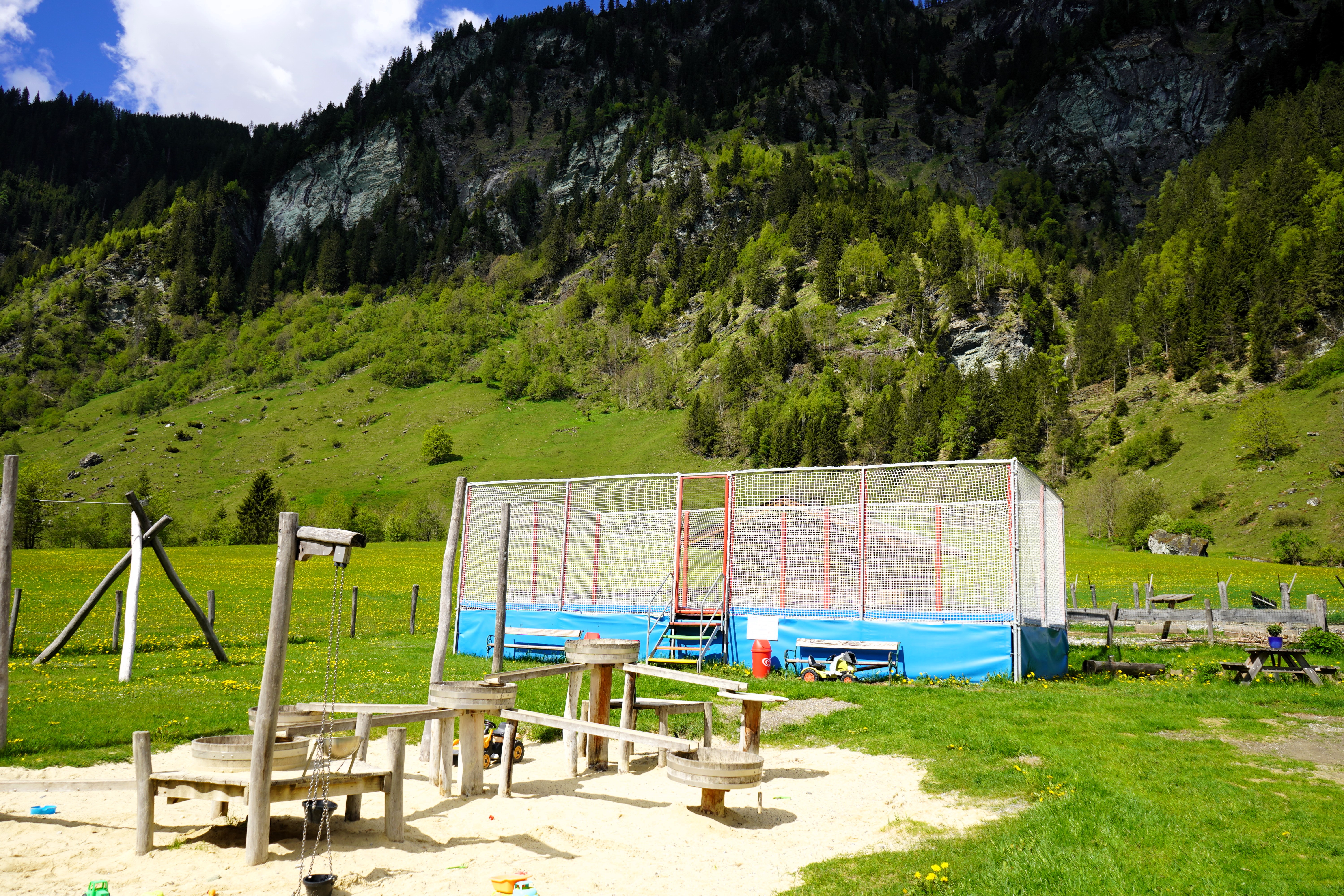Trampolin und Spielplatz direkt beim Restaurant