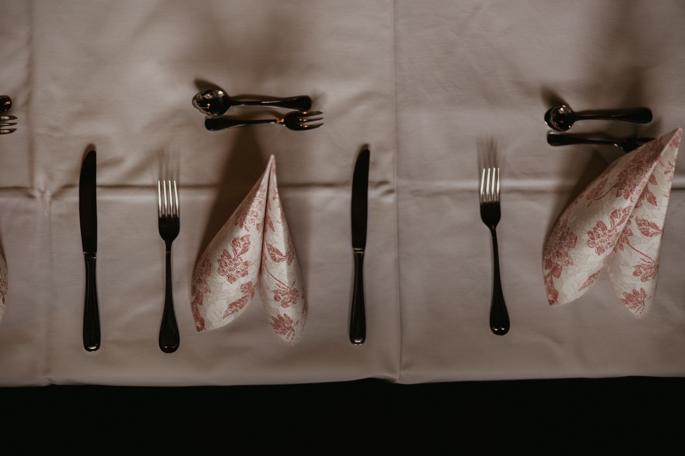 Tisch gedeckt für Hochzeit