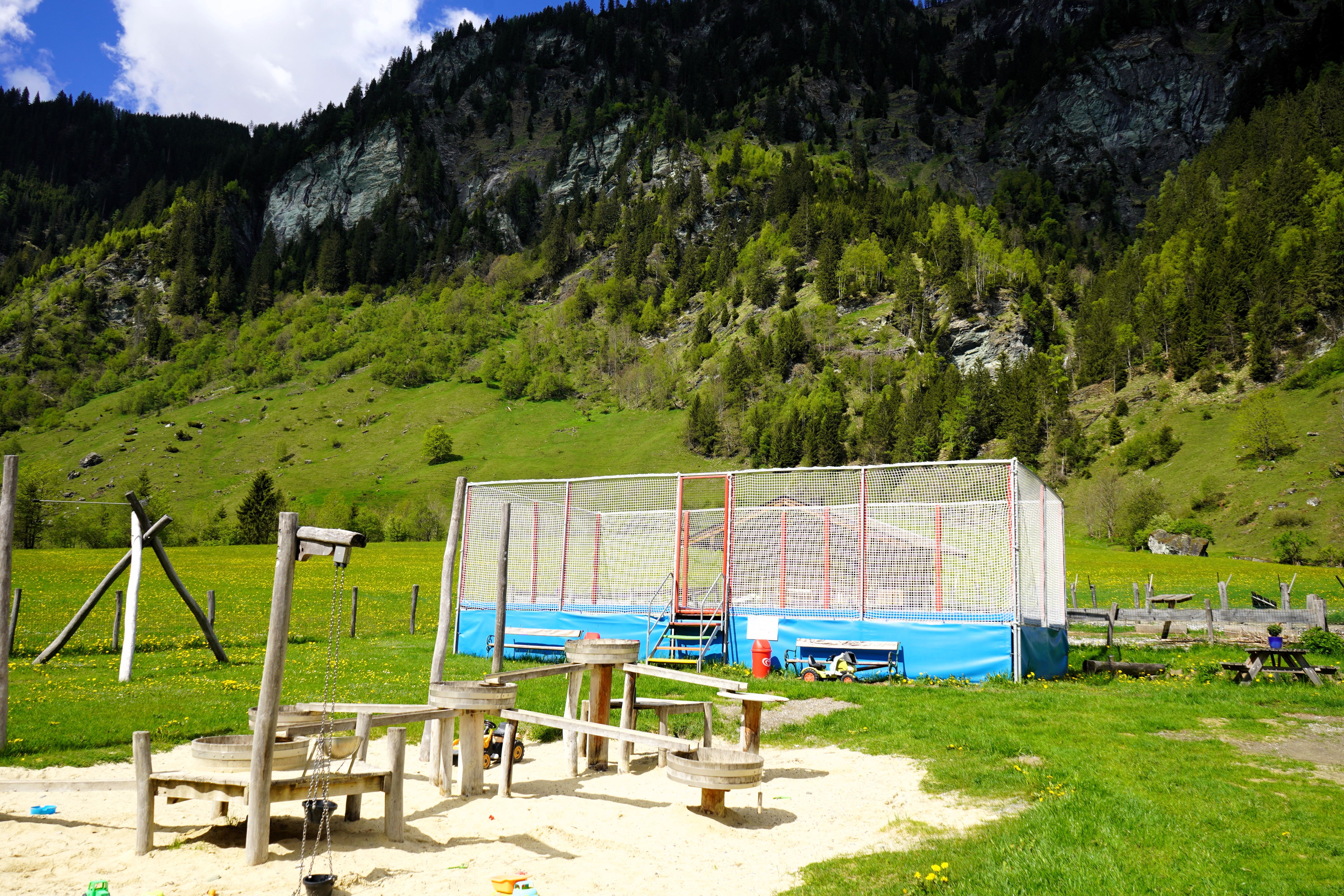 Trampolin und Spielplatz direkt beim Restaurant