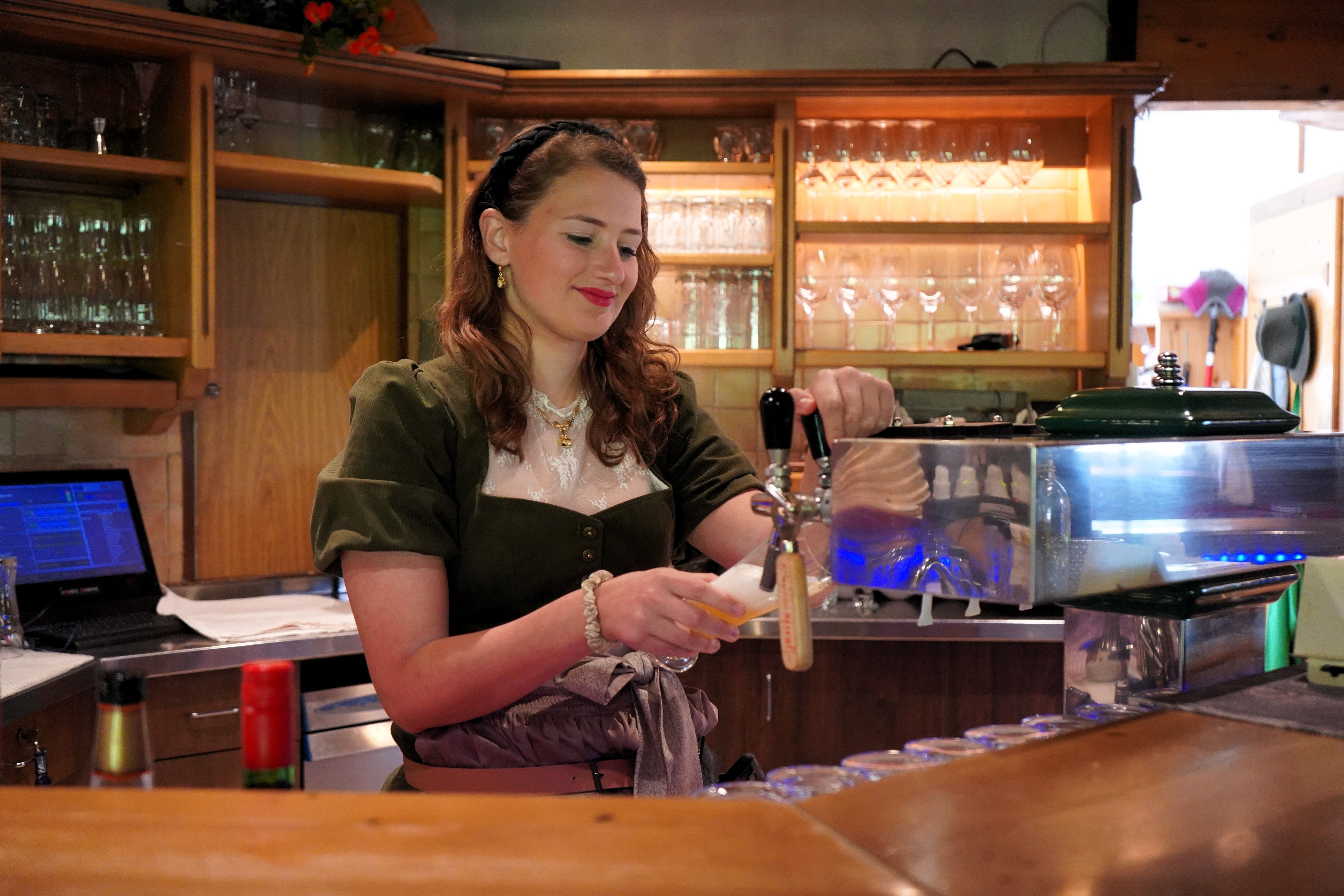 Katharina schenkt im Gasthaus Aschaustüberl aus